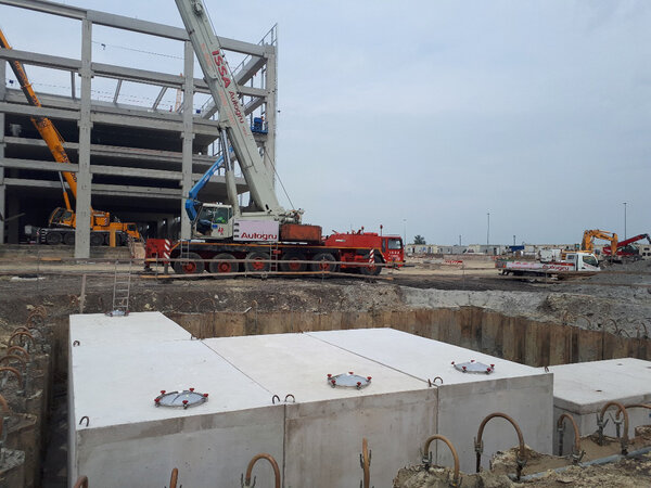 Dettaglio di un cantiere per la posa di sistemi di trattamento, accumulo temporaneo e drenaggio acque meteoriche